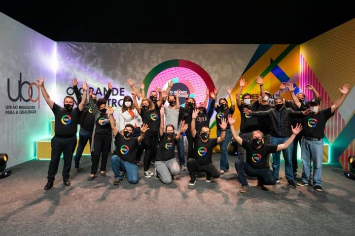 Todos os anos a União Brasileira da Qualidade (UBQ) realiza o Grande Encontro, onde os trabalhos de grupos de CCQ são apresentados e concorrem a prêmio de destaque do ano. Nos dias 21 e 22 de outubro ocorreu O Grande Encontro Equipes de Alta Performance 2020, num cenário virtual por conta do contexto da pandemia.