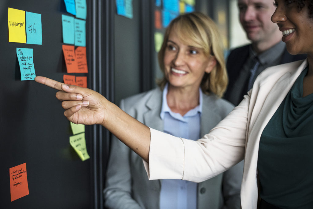 Em vez de ver os problemas como o fim do mundo você deve ver os problemas como oportunidades para melhorar seus processos, relacionamentos e experiência.