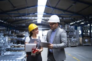 Projetos de melhoria e projetos de Capex começam com lógicas diferentes. Quando iniciativas crescem em impacto, investimento e complexidade, exigem nova estrutura de decisão. Entenda neste artigo quando a melhoria passa a exigir governança e planejamento com foco em CAPEX.