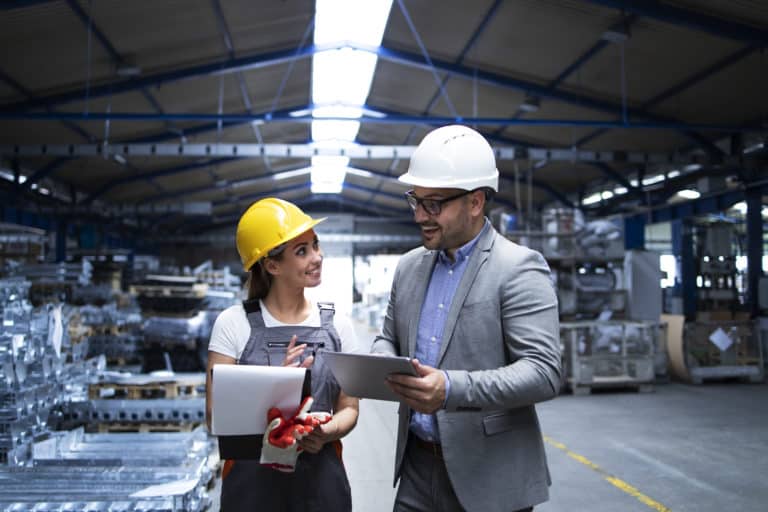 Projetos de melhoria e projetos de Capex começam com lógicas diferentes. Quando iniciativas crescem em impacto, investimento e complexidade, exigem nova estrutura de decisão. Entenda neste artigo quando a melhoria passa a exigir governança e planejamento com foco em CAPEX.